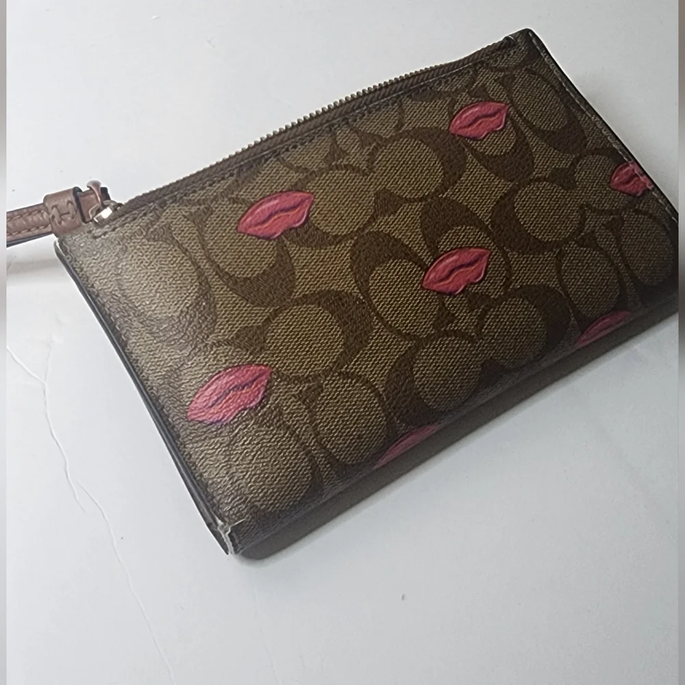 Coach Lips Wallet - Picture 6 of 7